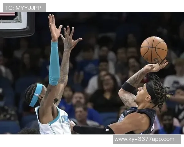 乌布雷与班凯罗体重差异明显却在场上展现顽强对抗精神