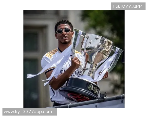 贝林厄姆为女友庆生晒甜蜜合照祝福生日快乐引发热议