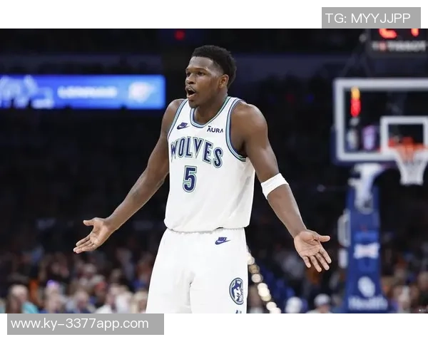 爱德华兹表现稳定半场10投5中贡献12分2篮板罚球命中率待提高