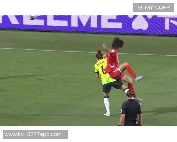 大球后退失足鞋子滑落意外摔倒引发全场哄笑的囧事